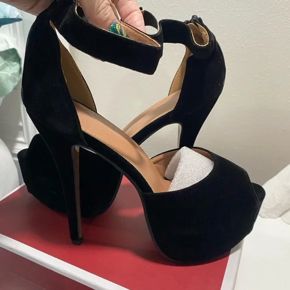 Elegant Black Women's Heels - Picture 1 of 5